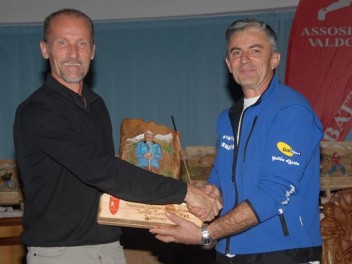 Le président Fabrizio Viérin avec Germano vainqueur en 5ème catégorie