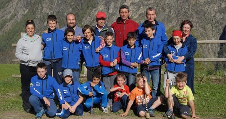 L’équipe des juniors avec les accompagnateurs sur les terrains de Tsanmort à Doues le 4 mai