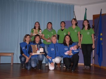 Les équipes des ladies de Jovençan et Doues lors de la remise des prix