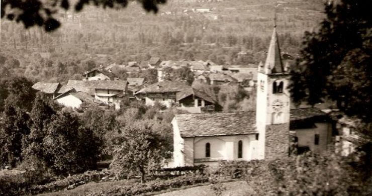 La chiesa e sullo sfondo il paese di Jovençan