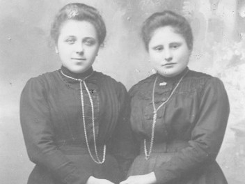 Alphonsine Praz et Albine Desaymonet nées en 1897