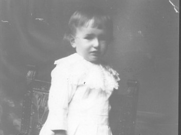 Environ 1927 - Yvonne Quendoz née en 1922